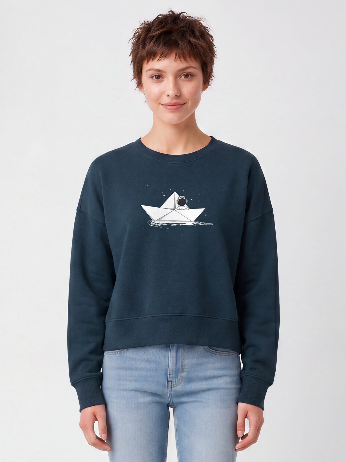 Astronaut in paper boat | Sweatshirt Frauen-model_01;C136
