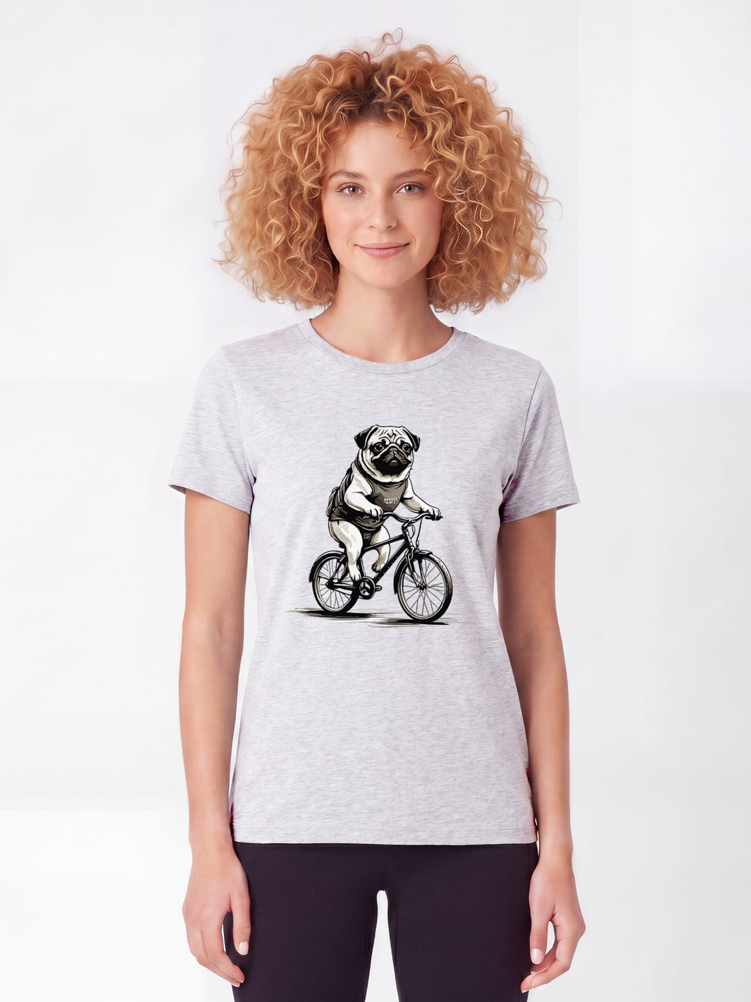Mops auf Fahrrad | T-Shirt Frauen-model_01;C146