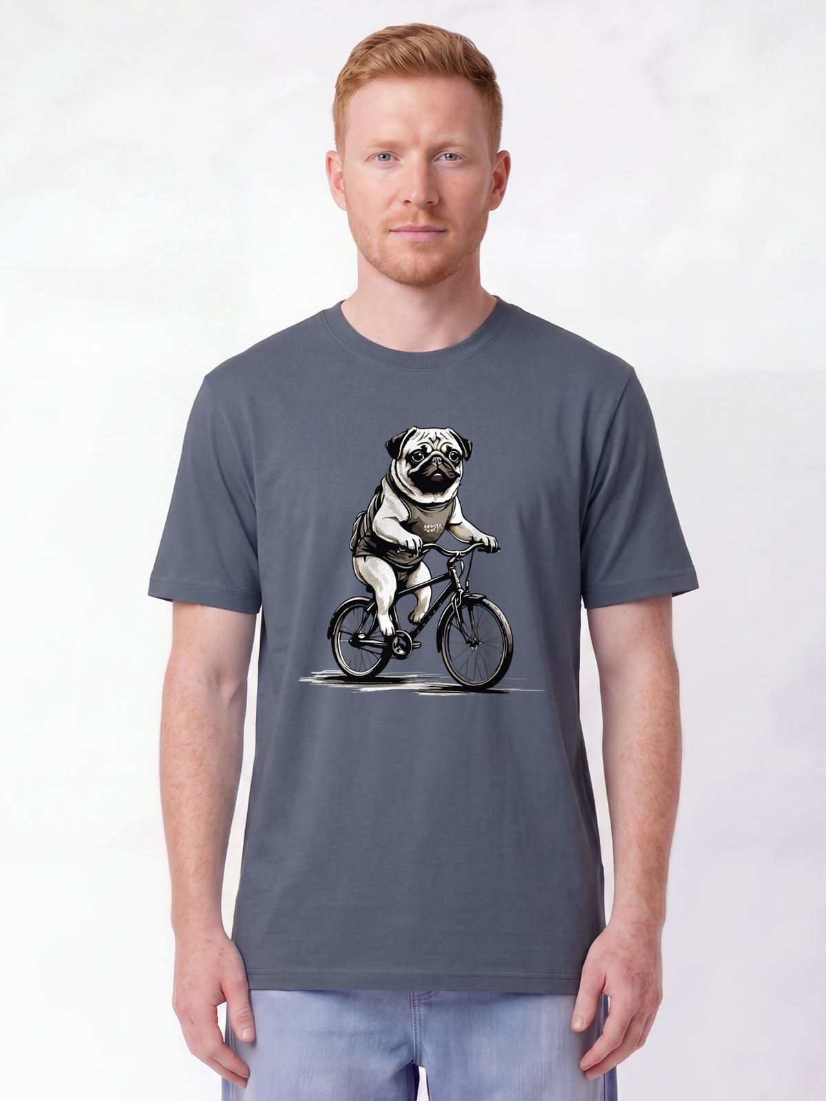 Mops auf Fahrrad | T-Shirt Unisex-model_01;C156